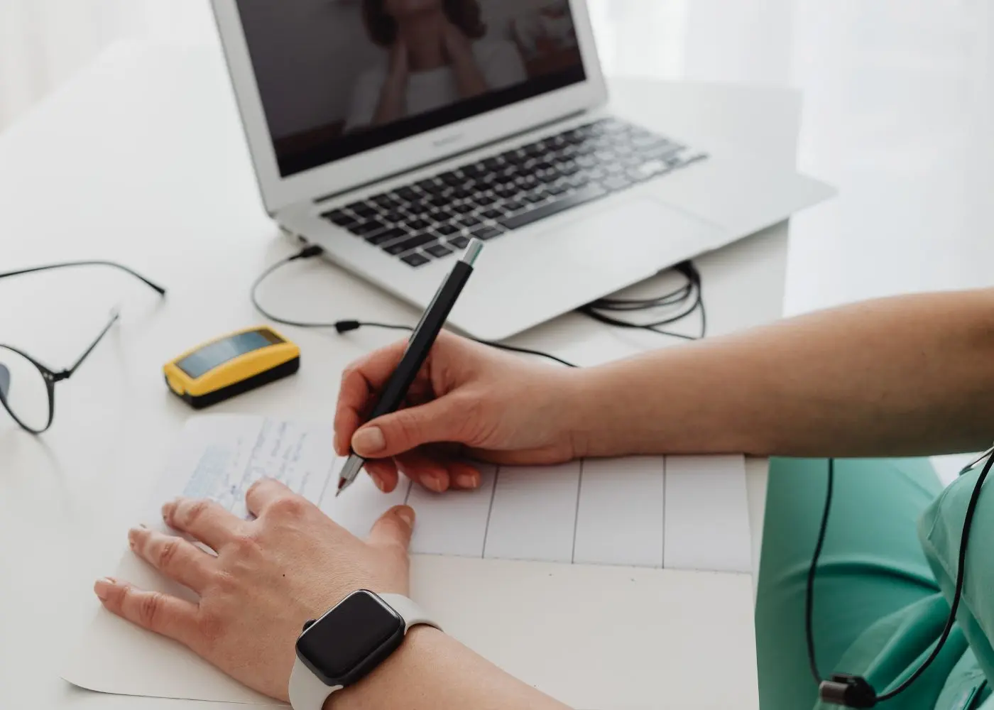 Praticienne prenant des notes pendant un atelier Slow Communication