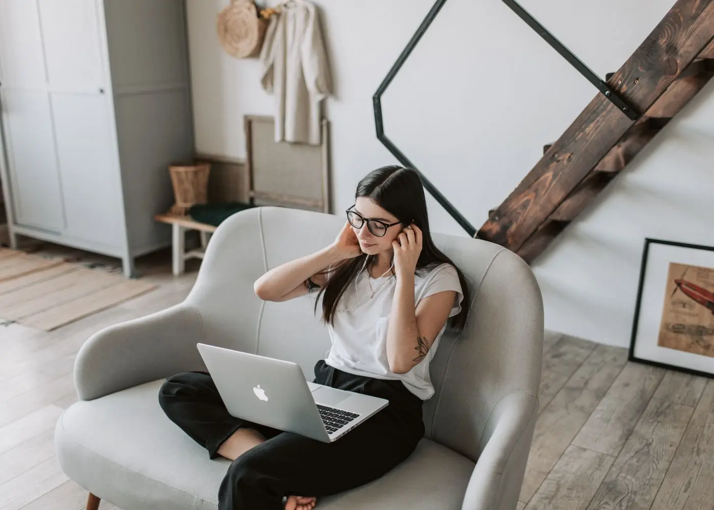 Praticienne bien-être travaillant sur sa communication en ligne