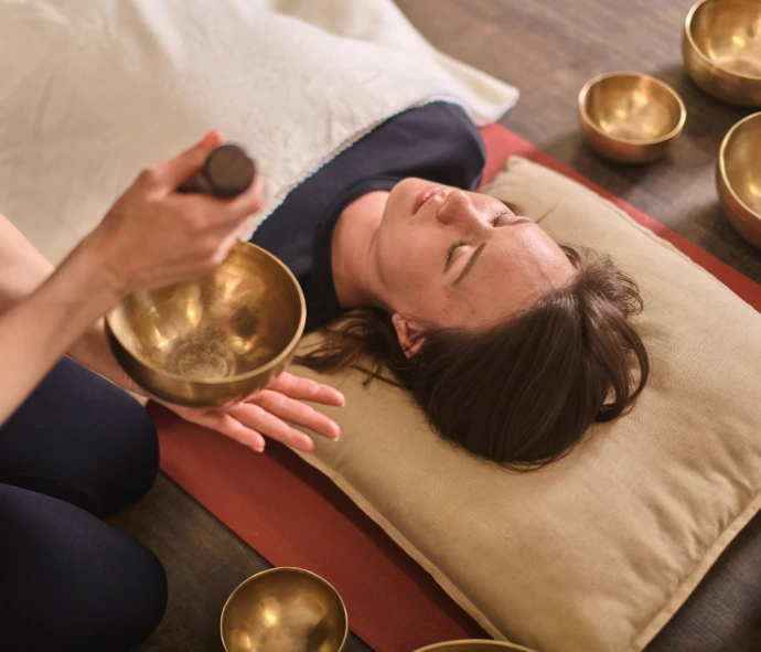 Praticienne bien-être accompagnant une cliente dans un moment de détente