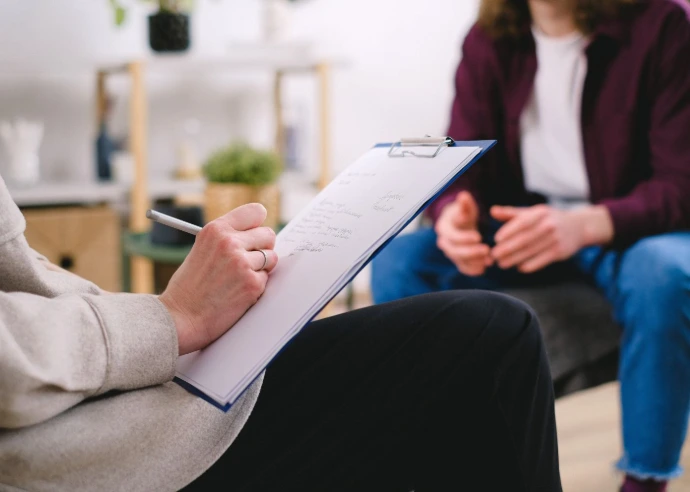 Praticienne prenant des notes pour clarifier son message et sa communication