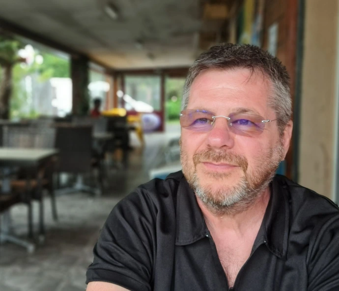 Sylvain Guif, formateur en Slow Communication, partageant son approche humaine