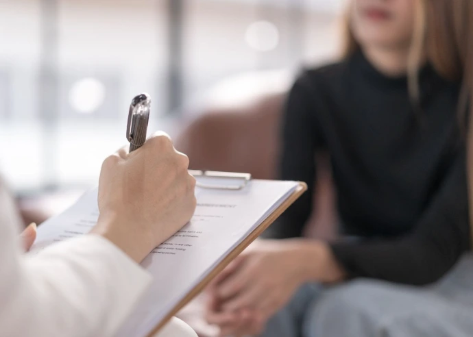 Praticienne clarifiant son message grâce à l’écriture consciente